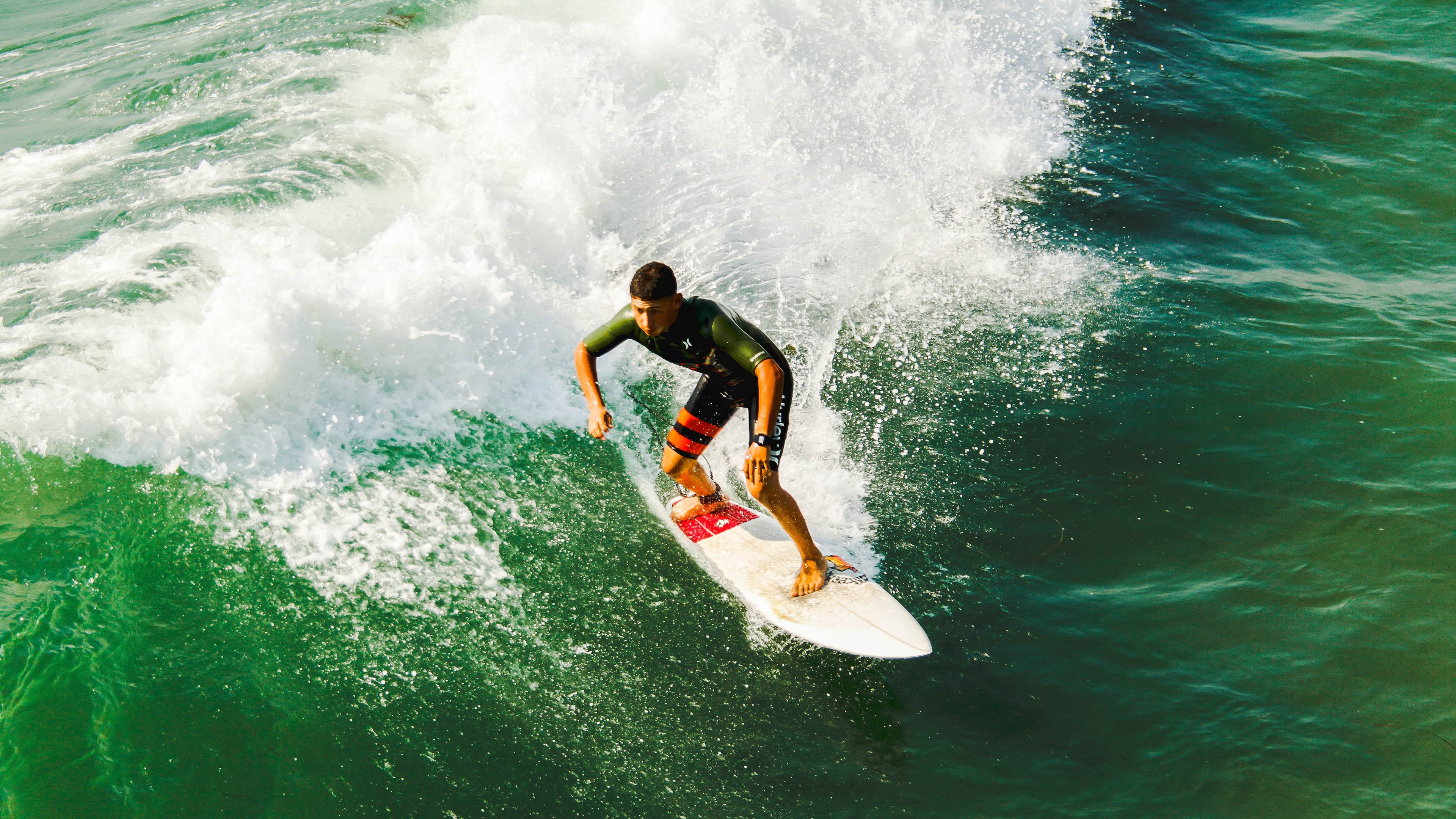 强硬防守球队用身体碾压对手,防守强硬的球员